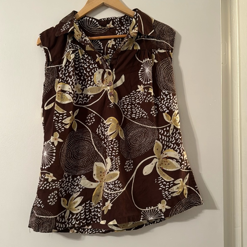 Loose fitting sleeveless cotton top with collar